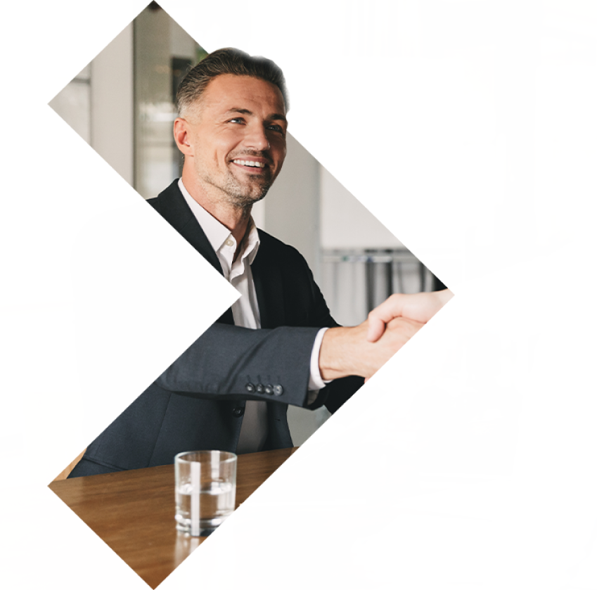 homem de terno apertando a mão de outra pessoa