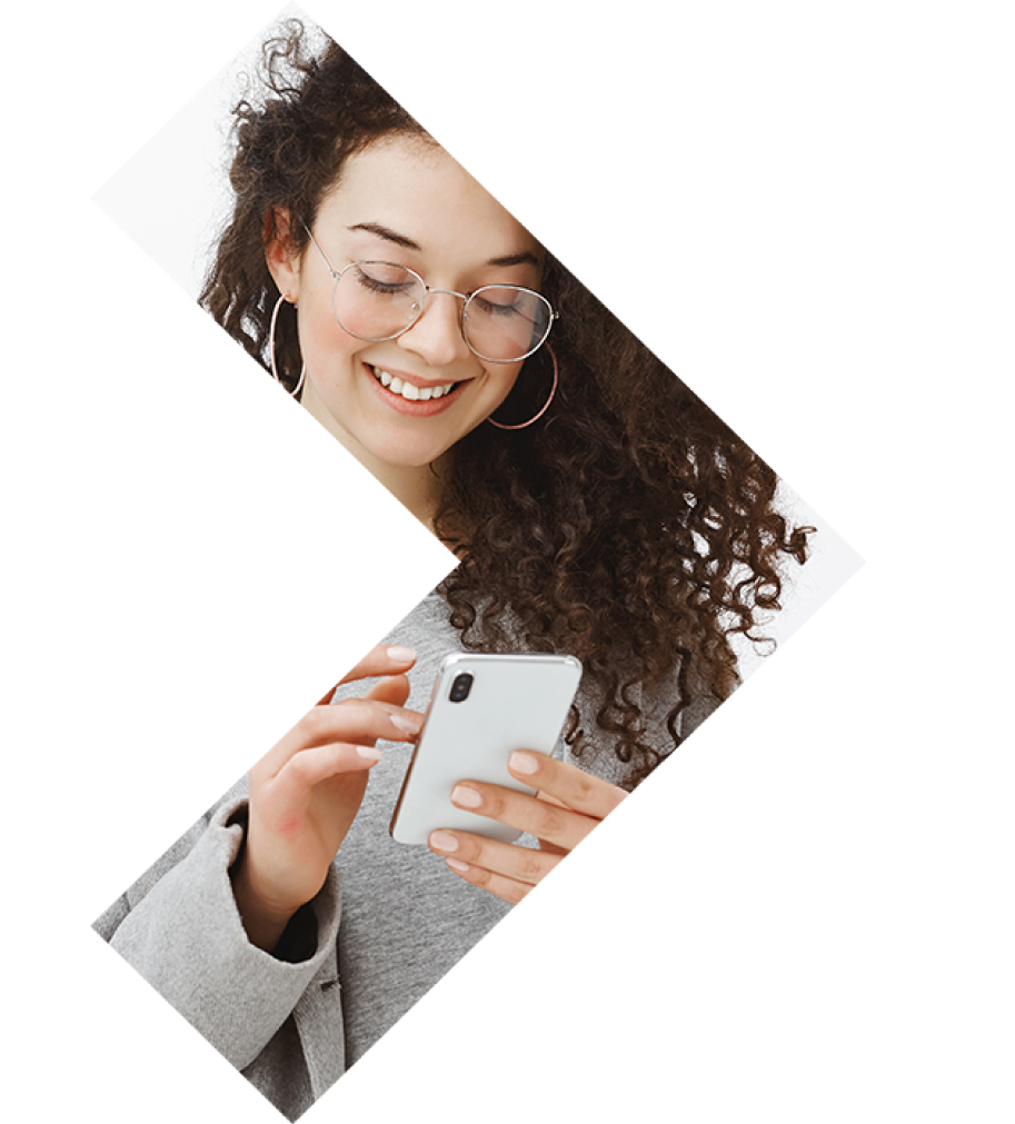 mulher sorrindo usando celular