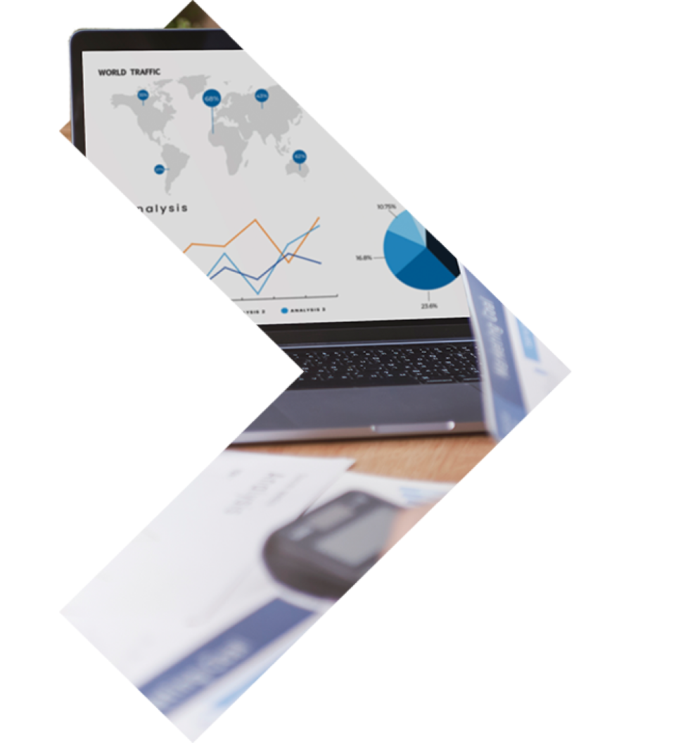 notebook com um mapa do mundo na tela